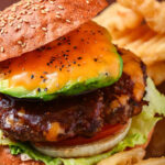 アボカドチェダーチーズバーガーとラティスカットポテト