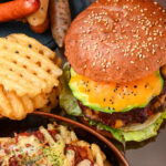 アボカドチェダーチーズバーガーとラティスカットポテトとウィンナー